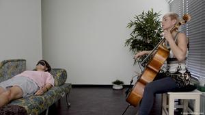 In haar Bach Kliniek geeft celliste Jacqueline Hamelink concertjes voor één persoon. „Twintigers roepen veelal ”wow”, nadat de laatste noot heeft geklonken. Ouderen zijn rustiger en laten vaker een traantje.” beeld Joost van Dijk