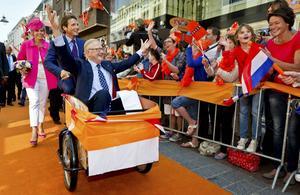 Bijna vijftig keer, van 1965 tot 2012, vierde Pieter van Vollenhoven zijn verjaardag onder het volk. Foto: Koninginnedag in het Limburgse Weert. beeld ANP, Koen van Weel