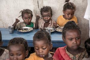 De bevolking van Afrika werd ten gevolge van de westerse hulp nog meer in een positie van afhankelijkheid gemanoeuvreerd. beeld AFP, Rijasolo
