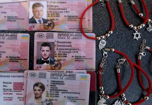 Straatverkopers in Oekraïne bieden neprijbewijzen aan met foto’s en namen van de presidentskandidaten.  beeld EPA, Tatyana Zenkovich