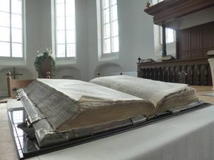 Exemplaar van de eerste druk van de Statenvertaling (1637) afkomstig uit Holdingastate, nu in de kerk van Anjum. beeld RD