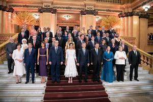 Koningin Máxima stond op de tweede rij, pal achter het Argentijnse presidentieel paar. Ze werd geflankeerd door minister-president Mark Rutte en de Franse president Emmanuel Macron. beeld EPA