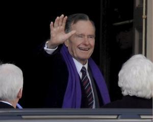 De Amerikaanse oud-president George H. W. Bush is overleden. Foto: Bush senior bij de inauguratie van Barack Obama in 2009. beeld EPA