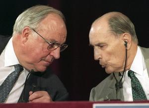 De Duitse bondskanselier Kohl (l.) en de Franse president Mitterrand (r.). beeld AFP, Gerard Fouet