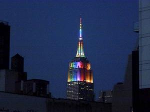 Het Empire State Building in New York in regenboogkleuren, tijdens de Gay Pride van 2014. De scherpe toon van de Nashvilleverklaring moet gelezen worden „als een statement in de richting van de homolobby”, zegt betrokkene Albert Mohler. „Dat was in Amerika hard nodig.” beeld DPA, Alexandra Schuler