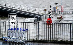 Een bord staat onder water in de haven van Harlingen. De eerste storm van het jaar komt eraan. In combinatie met springtij leidt dat in de loop van de dag waarschijnlijk tot verhoogde waterstanden. beeld ANP