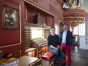 Baptiste-Florian Marle-Ouvrard (r.) en Thomas Ospital bij de speeltafel van het orgel in de Rotterdamse Laurenskerk. beeld Sjaak Verboom