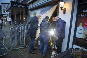 De politie doorzocht woensdag twee plaatsen in Zwartsluis. De 67-jarige vader die zich met zes van zijn kinderen jarenlang afgezonderd leefde in een boerderij in Ruinerwold, zou in 2004 korte tijd een speelgoedzaak hebben gerund in Zwartsluis.  beeld ANP, Herman Engbers