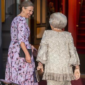 Prinses Beatrix arriveert bij Carré. beeld ANP