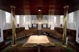 De eredienst op zondag is de plek waar het tegenoffensief wordt ingezet, waar ons hart op het juiste doel wordt gericht en waar onze honger echt wordt gestild. Foto: interieur van de Oudshoornse kerk in Alphen aan den Rijn. beeld RD, Henk Visscher
