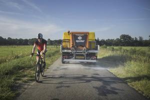 Een strooiwagen in het Drentse Noordenveld laat pekelwater op de wegdek vallen. Door het strooien van zout wordt het asfalt gekoeld waardoor het niet gaat plakken en beschadigt. beeld ANP, Kees van de Veen