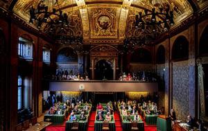 Christenen hebben alles in de politiek te zoeken omdat ze geroepen worden om te geloven wat Psalm 93 verwoordt: „De HEERE regeert!” Foto: installatie Eerste-Kamerleden in juni. beeld ANP, Remko de Waal
