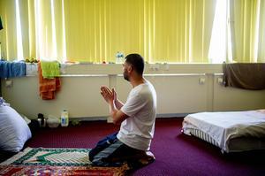 Islamitische asielzoeker bidt op zijn kamer, beeld ANP, Robin Utrecht.