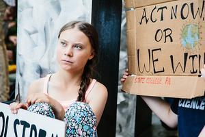 De jonge Zweedse klimaatactiviste Greta Thunberg kreeg een zogeheten Duurzaam Lintje. Foto: Thunberg tijdens een demonstratie in New York, eind augustus. beeld EPA, Alba Vigaray