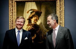 Koning Willem-Alexander en de Spaanse koning Felipe bij het schilderij De Vaandeldrager van Rembrandt in het Rijksmuseum. beeld ANP