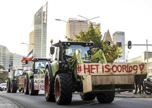Boeren rijden met hun tractoren door Den Haag. Belangenbehartiger LTO Noord riep op tot het boerenprotest en eist een opschorting van de beleidsregels rond stikstof. beeld ANP, Remko de Waal