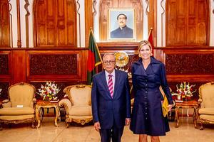 Koningin Maxima wordt in Dhaka ontvangen door Mohammad Abdul Hamid, de president van Bangladesh. beeld ANP
