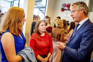 Een school is nauw verbonden aan overheid en achterban. Daarom moet er met beide een hechte relatie zijn. Foto: onderwijsminister Slob spreekt leerlingen van een praktijkschool. beeld ANP, Robin Utrecht