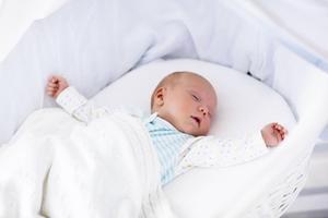 Een kraamverzorgende zorgt voor moeder en kind. beeld iStock