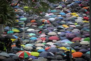 Leraren demonstereren zaterdag in de straten van Hongkong. beeld EPA