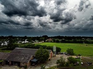 Noodweer op komst in Mierlo, vorige maand. beeld ANP