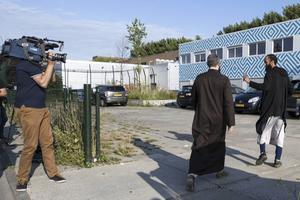 Bij het Cornelius Haga Lyceum in Amsterdam kwamen vaders van leerlingen donderdagavond naar een spoedvergadering over de perikelen rond de islamitische school, waarvan het bestuur weigert op te stappen. beeld ANP, Evert Elzinga