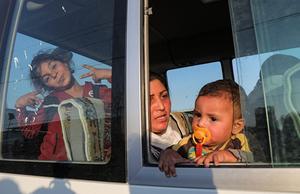 Mensen op de vlucht voor het Turks geweld in Noord-Syrië. beeld AFP