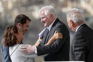 De Italiaanse minister van Binnenlandse Zaken Luciana Lamorgese (l.) omhelst haar Duitse ambtgenoot Horst Seehofer (r.). beeld EPA, Domenic Aquilsina