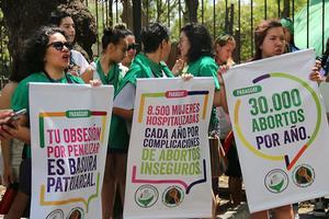 „De uitspraak dat een abortus een „gewone medische handeling zonder gevolgen” is, betekent een klap in het gezicht van alle vrouwen die wél in de problemen komen na een abortus.” Foto: Paraguaanse vrouwen protesteerden in september tegen legalise-ring van abortus. beeld EPA, Noelia F. Aceituno