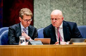 Sander Dekker en Ferdinand Grapperhaus. beeld ANP