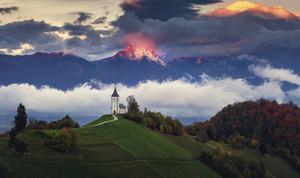 Een kerk in St. Primoz in Slovenië vlak bij Jamnik.  beeld valio84sl/iStockphoto