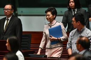 Carrie Lam komt aan in het parlement. beeld AFP