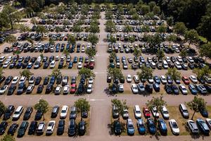Drukte op de parkeerplaats van het strandbad Maarsseveense Plassen. beeld ANP