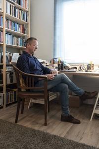 Hilbrand Rozema: „Mijn poëzie is een zoektocht naar geruststelling, al zit er ook wel iets van dreiging in.” beeld Sjaak Verboom
