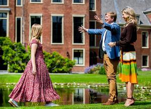 Prinses Ariane loopt tijdens de fotosessie vrijdagmiddag naar haar ouders. beeld ANP