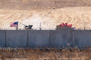 Amerikanen en Turken samen op patrouille langs de grens met Syrie. beeld AFP