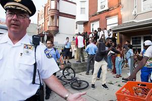 De politie probeert omstanders in Philadelphia onder bedwang te houden. beeld EPA