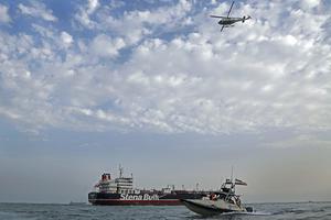 Iraanse patrouille rond een olietanker die vaart onder Britse vlag. beeld AFP