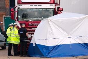 Onderzoek van de container. beeld EPA