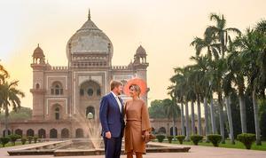 Koning Willem-Alexander en koningin Máxima poseren bij het mausoleum van Safjardung in New Delhi. Het koningspaar brengt een vijfdaags staatsbezoek aan India. beeld ANP