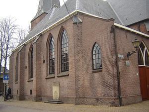 Een sobere gedenksteen, tegen de muur van de oude hervormde kerk in Putten herinnert aan de wegvoering. beeld RD