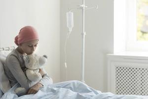 „Kinderen kunnen ook emotioneel lijden, soms juist door de vele behandelingen die ze ondergaan in het ziekenhuis.” beeld iStock