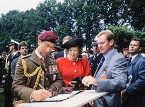Toenmalig koningin Beatrix en de Britse prins Charles bij de herdenking van Market Garden in 1994. beeld ANP