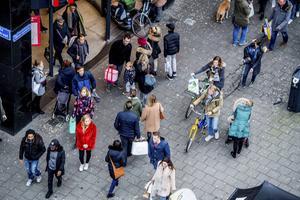 De zogenoemde zelfstandige armen weten zich te redden met een minimuminkomen of zelfs minder. Ze vallen niet op als ‘arm’ te midden van winkelend publiek. beeld ANP, Robin Utrecht