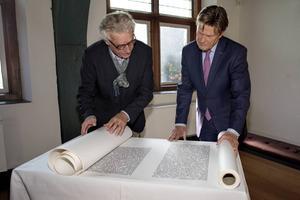 De Dordtse wethouder van cultuur Piet Sleeking (r.) ontving de Statenbijbel uit handen van de directeur van het Dordrechts Museum, Peter Schoon. beeld Dirk Hol