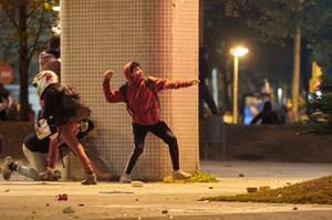 De Catalaanse politie krijgt de volle laag. beeld EPA