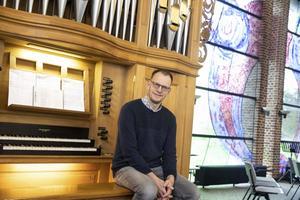 Peter Sneep bij ‘zijn’ Leeflangorgel in De Kandelaar in Amersfoort. „In het begin hier wilde ik nog weleens grillig spelen, experimenteel in begeleidingsvormen. Ik speel nu meer welluidend, soms braaf 19e-eeuws.” beeld RD, Anton Dommerholt