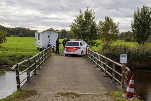 De politie deed ook vrijdag onderzoek naar de boerderij in Ruinerwold waar vader Van D. en zes van zijn kinderen verscholen zaten.  beeld ANP, Wilbert Bijzitter