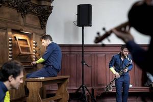 De uitvoering van ”Cathedral Mobile”, een compositie voor orgel, altviool, elektrische gitaar en basklarinet, dinsdag in het koor van de Martinikerk in Groningen. beeld Reyer Boxem