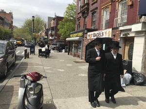In de New Yorkse wijk Williamsburg leven zeker 80.000 aanhangers van de chassidische Satmarbeweging. beeld RD